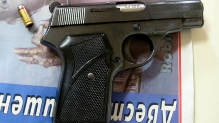 Полицай почина, след като се простреля