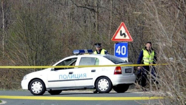 Пиян сви автобус, подкара го и се натресе в дърво