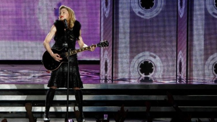 Скандално видео на концерт на Мадона