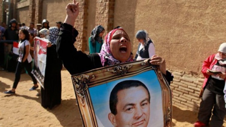 Осъдиха Хосни Мубарак на доживотен затвор 