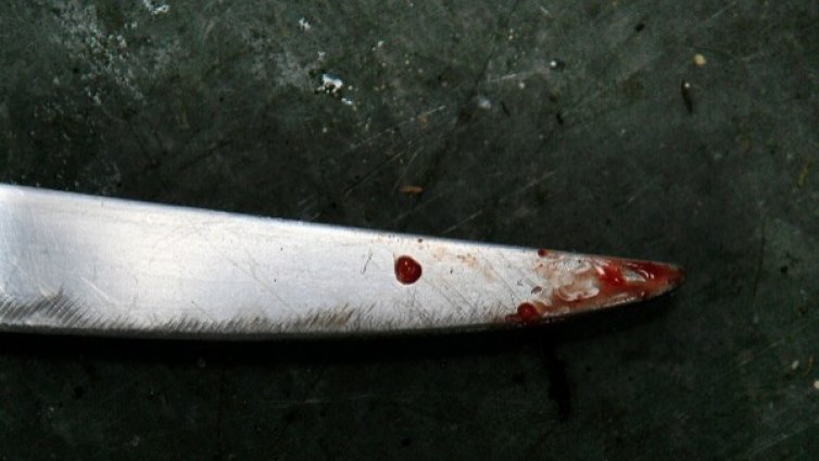 Психично болен наръга друг пациент с нож във врата