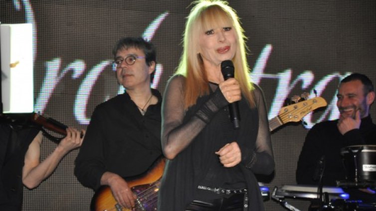 Едни &ndash; на море, Лили &ndash; на турне