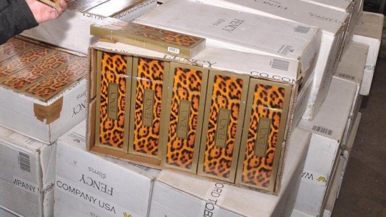 Спипаха полицай с контрабандни цигари