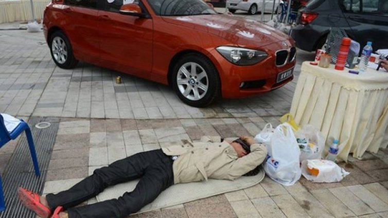 Китаец се прави 4 дни на статуя заради БМВ