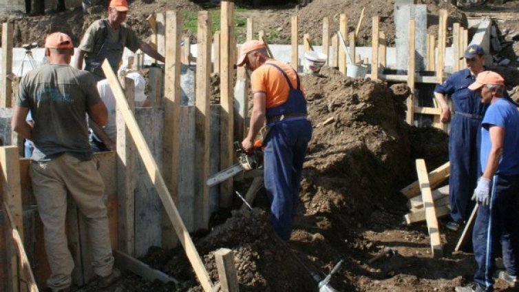 Безработицата през май намалява до 11%