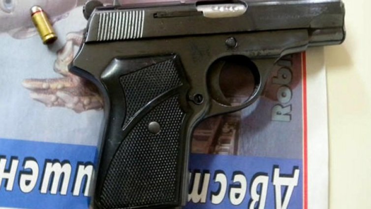 Задържаха трима за сделка с оръжие в София