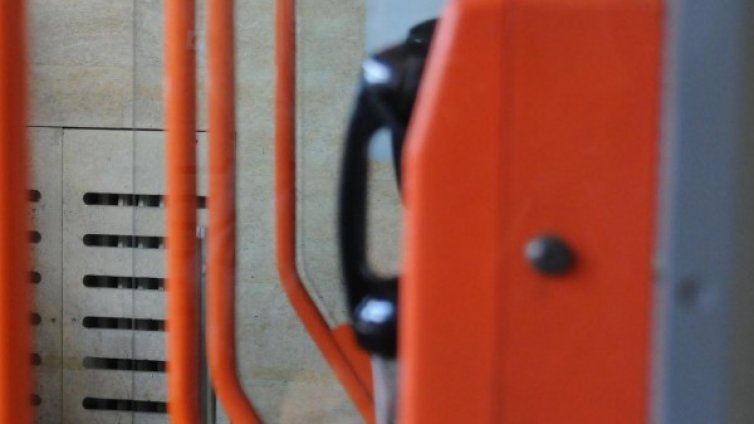 Измамиха възрастна жена с 1200 лева