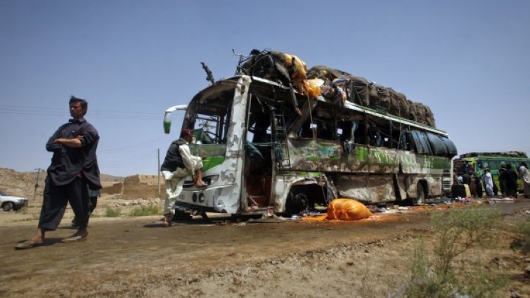 Студенти в Пакистан гинат в автобус при атентат