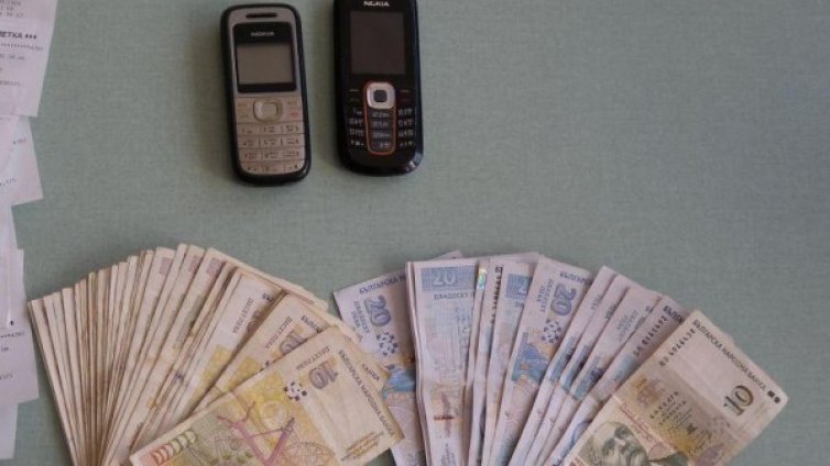Двама пенсионери дадоха над 4000 лева на измамници