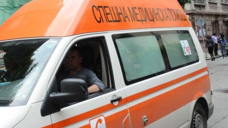 13-годишен яхна мотор, блъсна възрастна жена