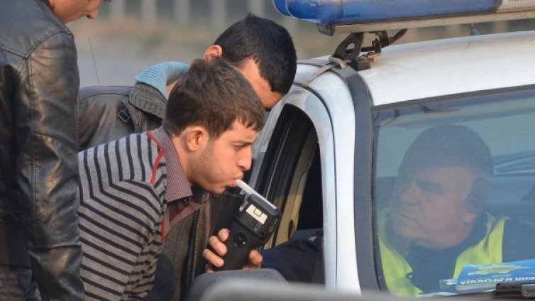 Пътници свалиха пиян шофьор на рeйс при първия му курс