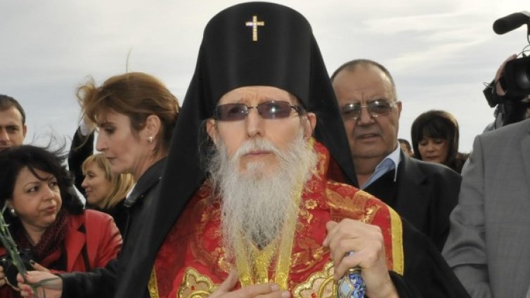Плашат със затвор свещеник, обявил се против гей парада