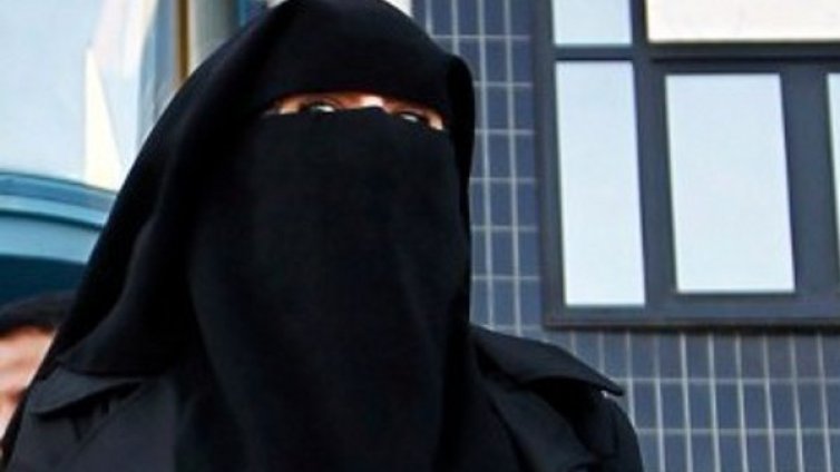 Ужасяваща екзекуция на афганистанка за прелюбодеяние 