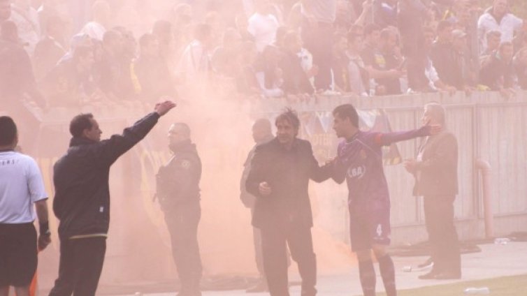 Стюарди ще вардят родните стадиони от вандали