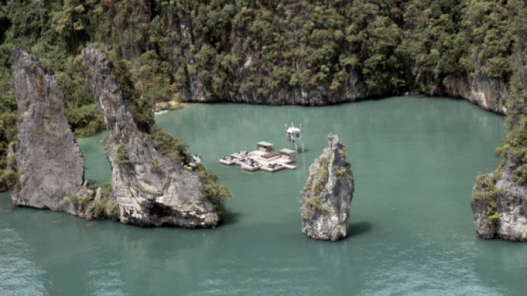 Зрелищно! Плаващ киносалон в синята лагуна 