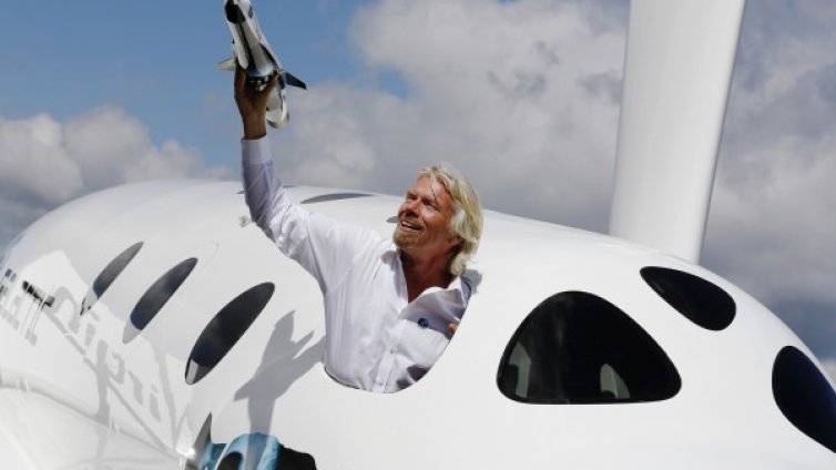 Милиардерът Брансън взема децата си в Космоса