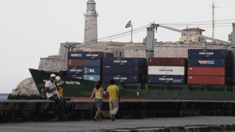 Товарен кораб от Маями акостира в Куба след 50 г.