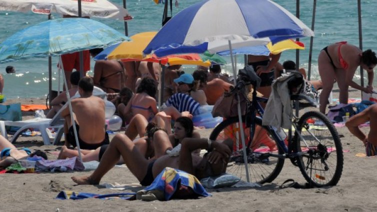 За половината българи морето до глезена... в легена