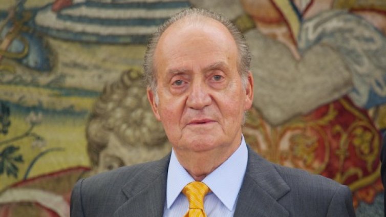 Кралят на Испания си намалява заплатата 