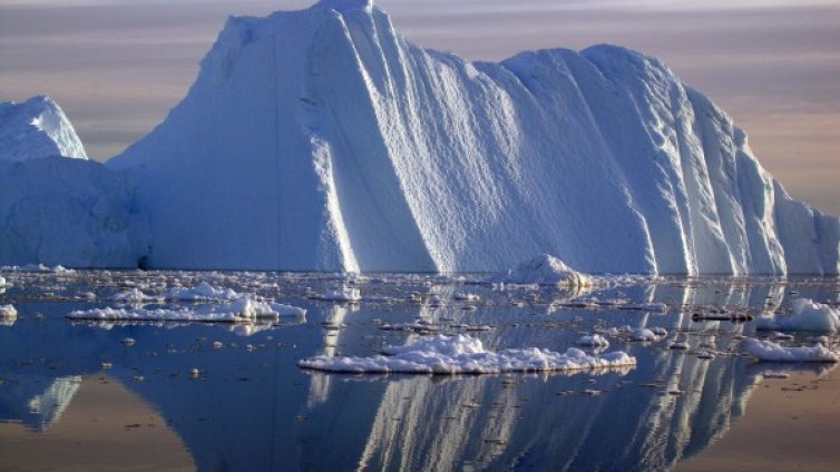 Огромен айсберг се откъсна от ледник в Гренландия