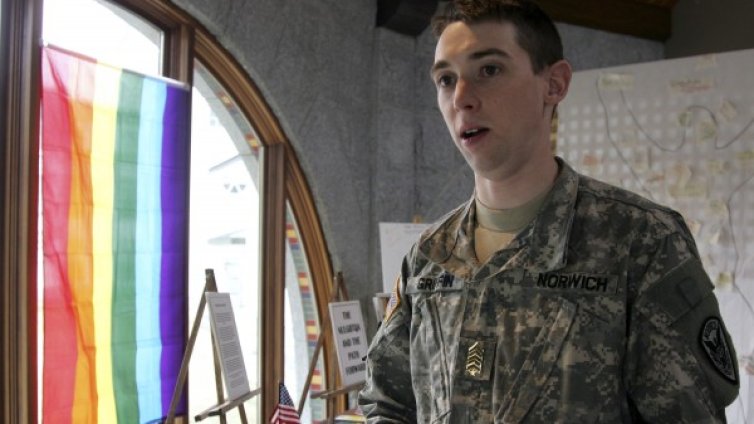 US военни могат да участват с униформи в гей парад