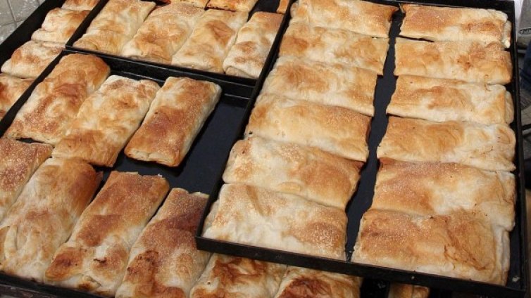 Хулиган замерва с банички клиенти в шуменски магазин 