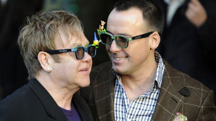 Елтън Джон на върха на Острова, Бийбър го катери в САЩ