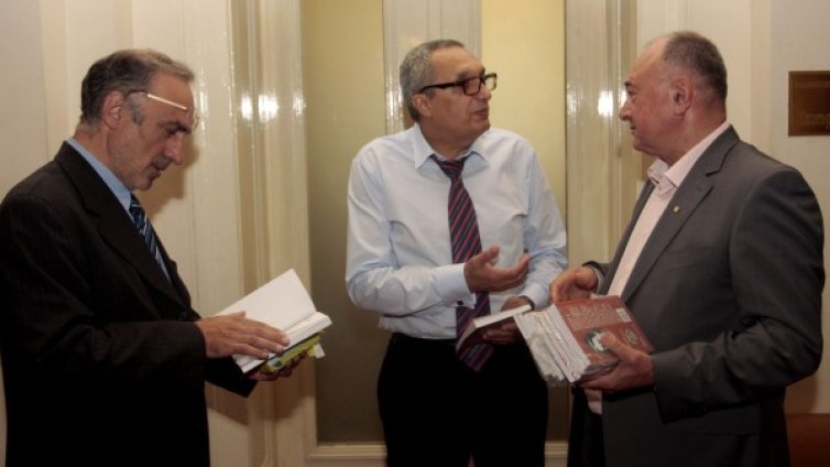 БСП раздава книги на Вапцаров в парламента