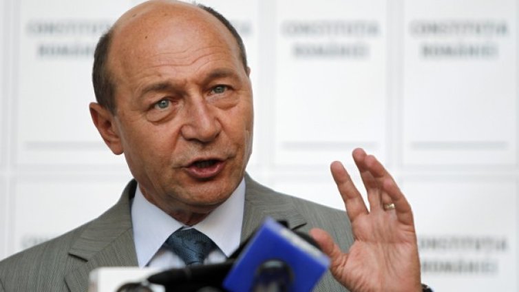 Румънците решават съдбата на Бъсеску на референдум