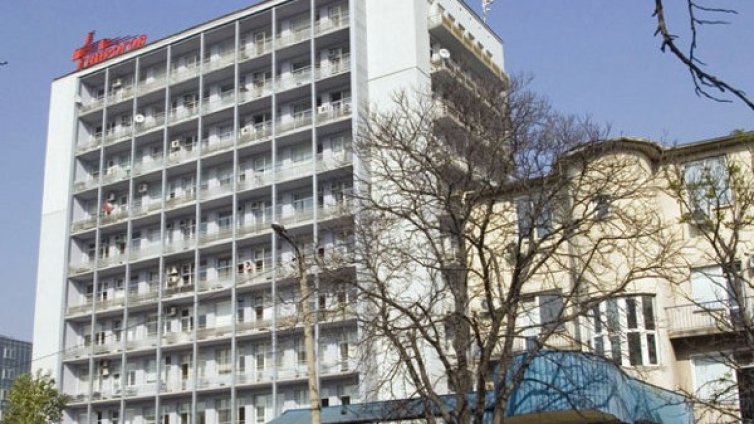 Наши лекари оперираха китайски професор, паднал от колело