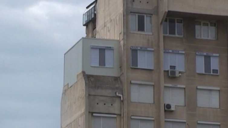 Фургон "кацна" на седмия етаж на блок в Пловдив 