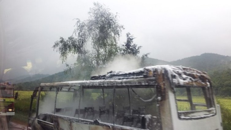 Автобус се запали в движение