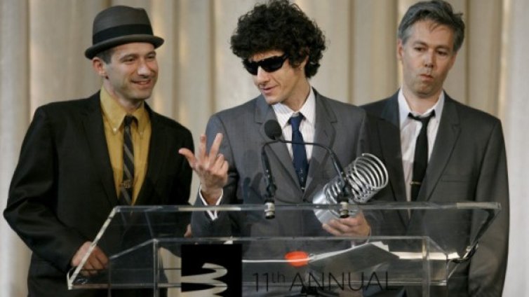 Адам Яук забрани музиката на Beastie Boys за реклами