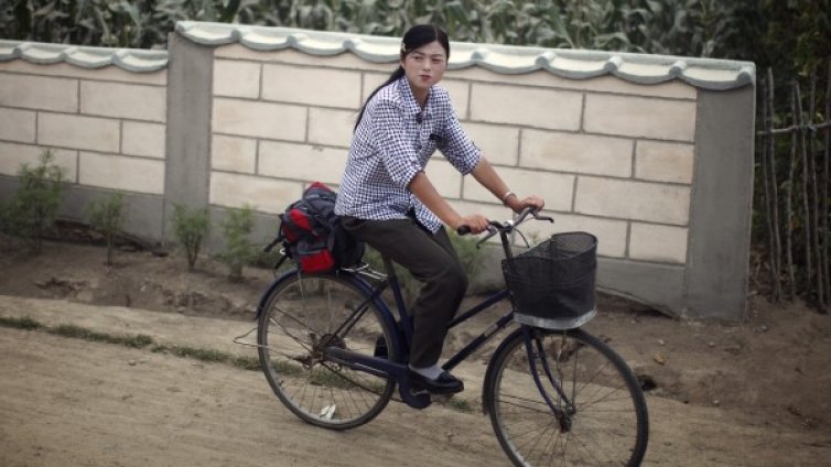 Дама кара колело - вече и в Северна Корея