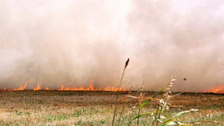 Два хеликоптера продължават да гасят пожара между Несебър и Поморие