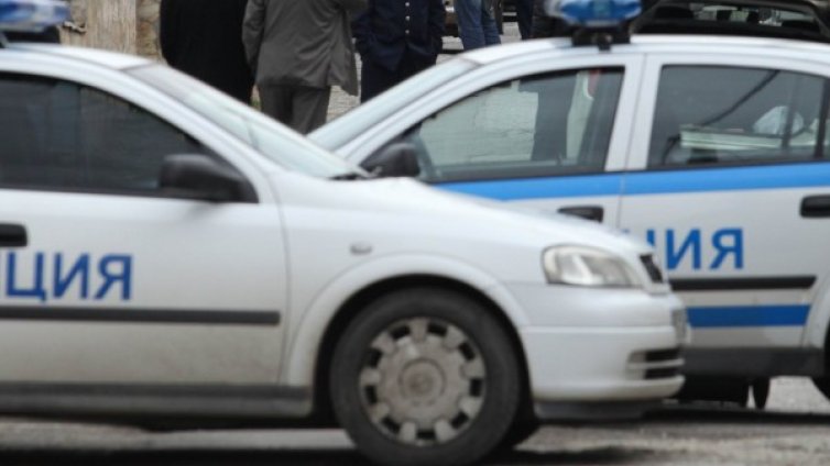 Младеж преби охранители с каска за мотор