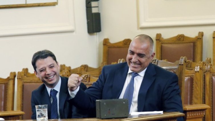 Добрев се кълне: Масовият бензин няма да мине 3 лв. 