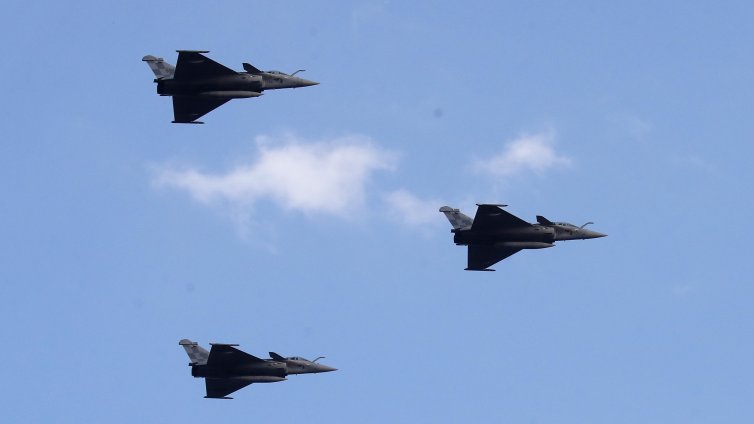 Какво прави френските самолети Rafale толкова противоречиви?