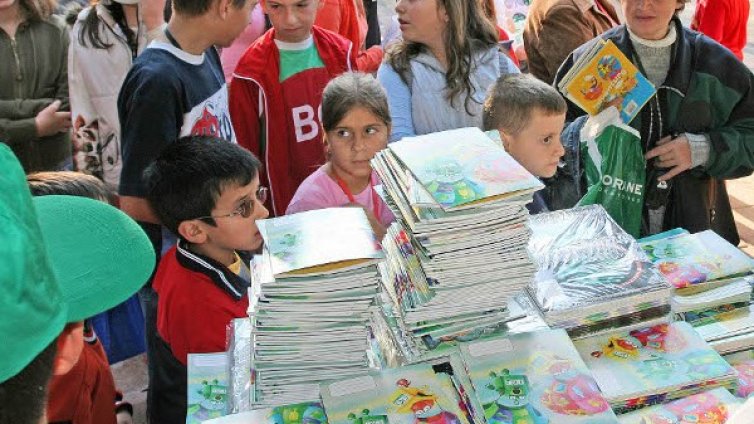 Тетрадки на промоция с лика на чалга певци и с техен диск