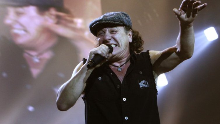 Вокалистът на AC/DC става радиоводещ