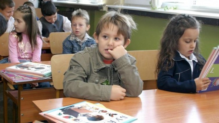 Заплатите на учителите не са като на чистачките!