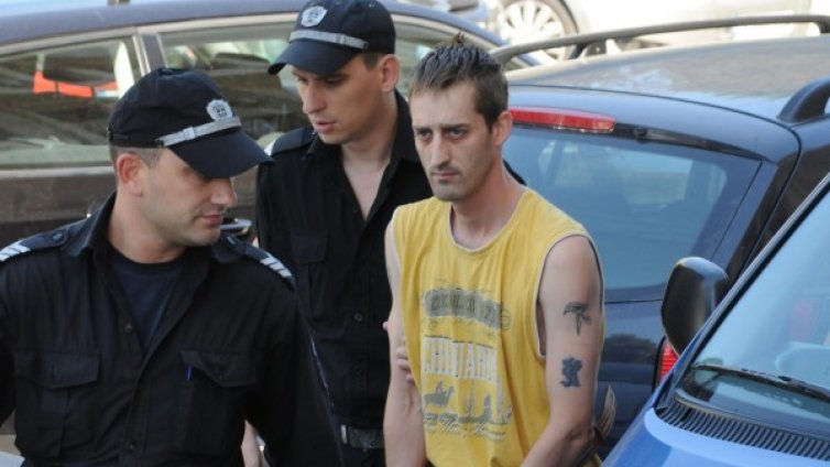 Надзирател на раздумка с арестантка, когато Гремел се обесил 