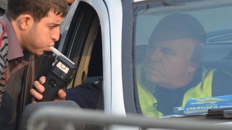 Пиян шофьор за малко да поведе деца на ученическа екскурзия