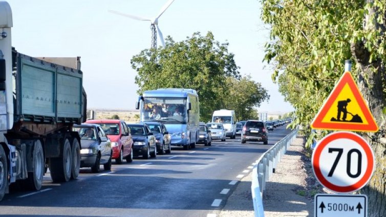 Сериозен трафик по пътищата в последния почивен ден