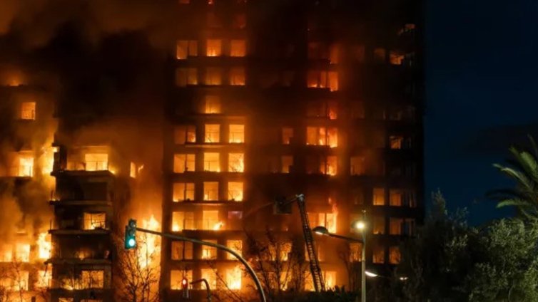 Пожар в жилищен блок в Турция, има загинали деца