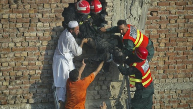 Десетки загинали при два пожара във фабрики в Пакистан 