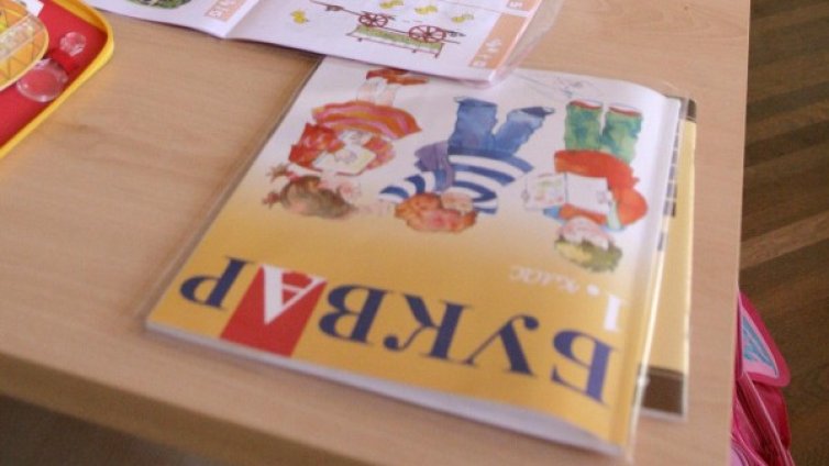 Баба на 82 г. тръгна на училище