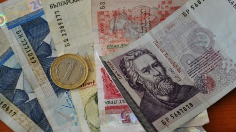 Измамници взеха 3 000 лева от баба, откраднаха й още 1600 