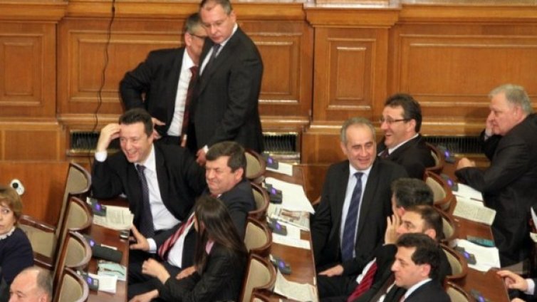 Не стимулирайте творчеството на Янев, не ставайте смешни!