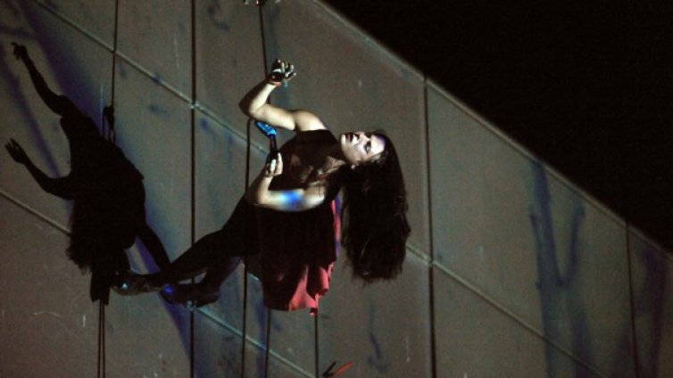 105-килограмови въжета, за да стане светът вертикален